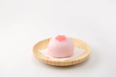 beyaz arka plan üzerinde plaka üzerinde bir Japon geleneksel şekerleme kek wagashi