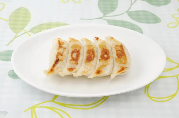 Dumpling frit Gyoza. Garni sur assiette sur nappe — Photo