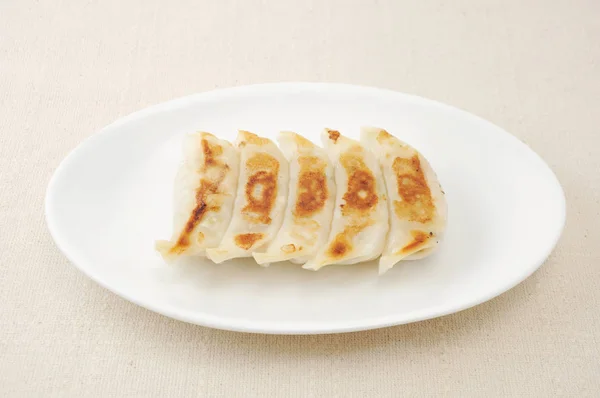 Rántott gyoza. Körítve a tányéron az asztali ruhával — Stock Fotó