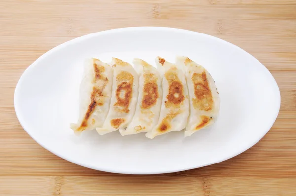 Fried Dumpling Gyoza. Decorado na placa na toalha de mesa — Fotografia de Stock