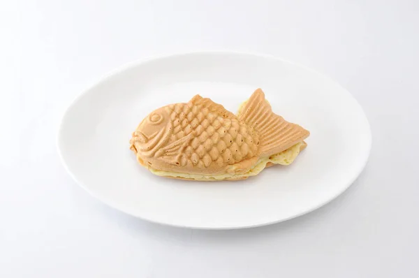 Японська кондитерська тайяки рибний торт ваші на тарілку на білому фоні — стокове фото