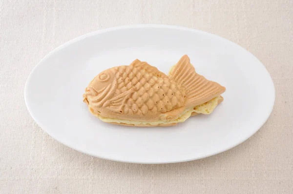 Jepang manisan taiyaki panekuk ikan wagashi di atas piring di atas meja — Stok Foto