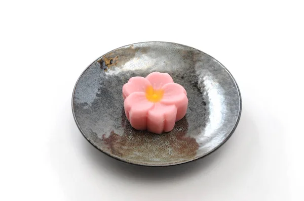 Um wagashi de bolo de confeitaria tradicional japonês no prato no fundo branco — Fotografia de Stock