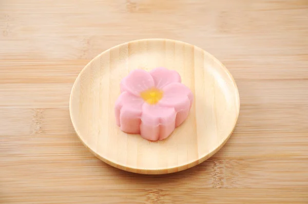 Sebuah kue manis tradisional Jepang wagashi di atas piring di atas meja — Stok Foto