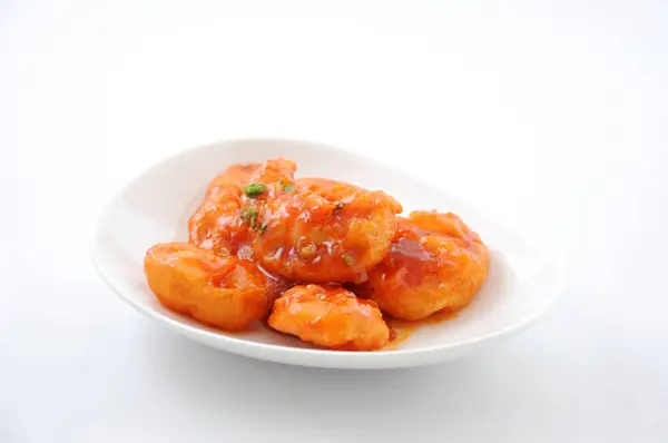 Camarão frito no molho de pimenta Prato chinês no prato no fundo branco — Fotografia de Stock