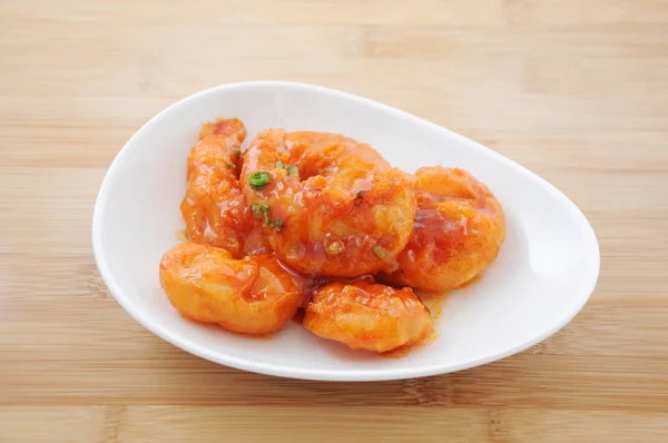 Camarão frito em molho de pimenta Prato chinês na placa na mesa — Fotografia de Stock