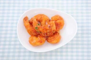 masada tabakta biber soslu Çin yemeği tavada karides