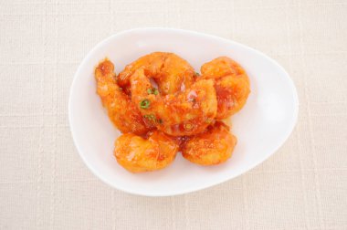 masada tabakta biber soslu Çin yemeği tavada karides