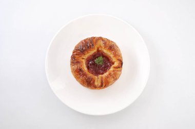 beyaz arka plan üzerinde bir tabak ta çilek reçeli danimarka ekmeği