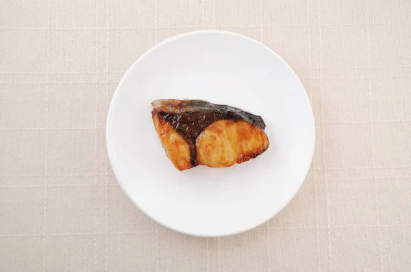 Pescado teriyaki asado Amberjack japonés en el plato en la mesa — Foto de Stock