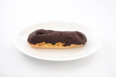 beyaz arka plan üzerinde plaka çikolata éclair krem puf