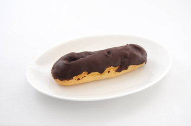 beyaz arka plan üzerinde plaka çikolata éclair krem puf