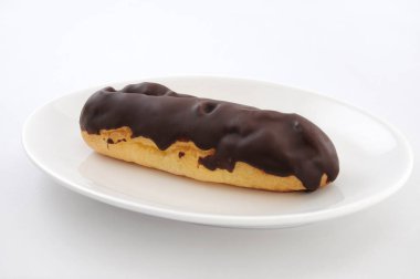 beyaz arka plan üzerinde plaka çikolata éclair krem puf