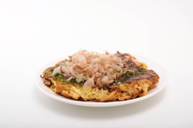 beyaz arka plan üzerinde plaka okonomiyaki Japon gözleme