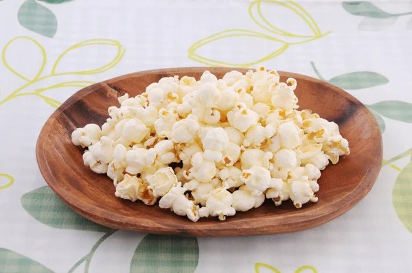 Popcorn su un piatto sul tavolo — Foto Stock