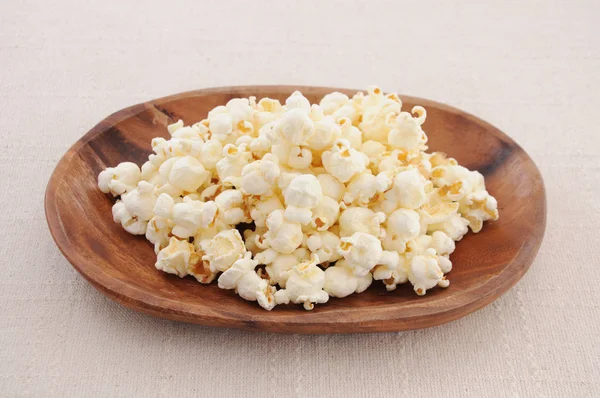 Popcorn auf Teller auf Tisch — Stockfoto