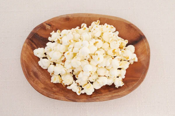 Popcorn auf Teller auf Tisch — Stockfoto