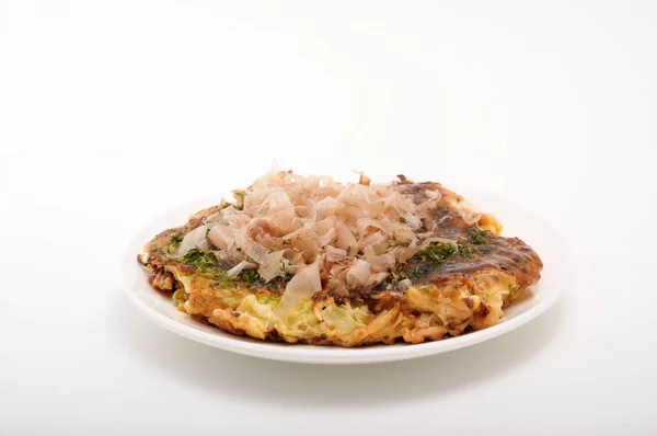 Okonomiyaki Panqueque japonés sobre plato sobre fondo blanco — Foto de Stock