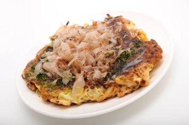 beyaz arka plan üzerinde plaka okonomiyaki Japon gözleme