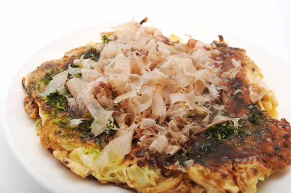 Okonomiyaki japoński naleśnik na płycie na białym tle — Zdjęcie stockowe