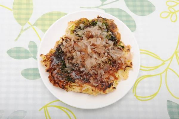 Okonomiyaki Panqueque japonés en plato sobre mesa — Foto de Stock