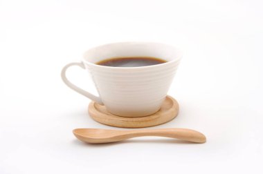 Beyaz arka planda izole edilmiş bir fincan kahve.