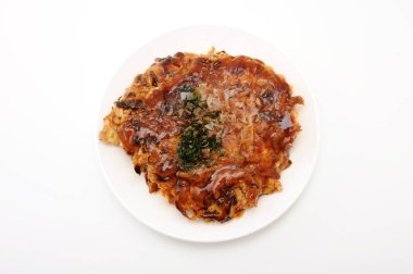 beyaz arka plan üzerinde plaka okonomiyaki Japon gözleme