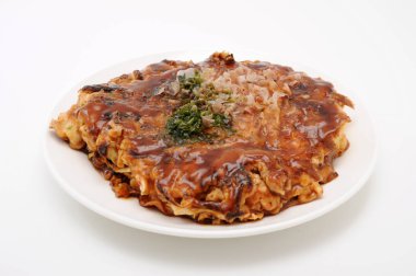 beyaz arka plan üzerinde plaka okonomiyaki Japon gözleme
