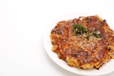 beyaz arka plan üzerinde plaka okonomiyaki Japon gözleme