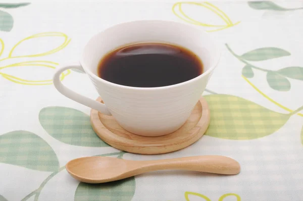 Taza de café aislado en la mesa — Foto de Stock