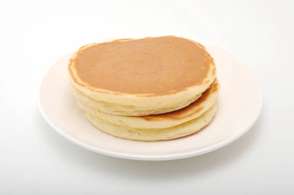 Pancake di piring pada latar belakang putih — Stok Foto