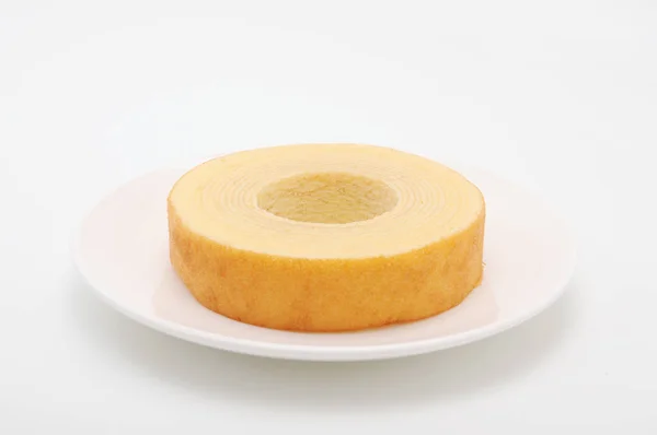 바움쿠헨 독일어 도넛 케이크 에 접시 에 화이트 배경 — 스톡 사진