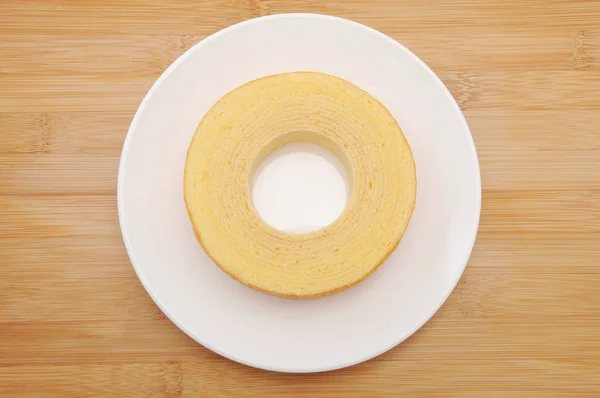 Torta de rosquilla alemana baumkuchen en el plato en la mesa — Foto de Stock