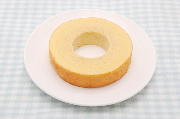 Baumkuchen Немецкий пончик торт на тарелке на столе — стоковое фото