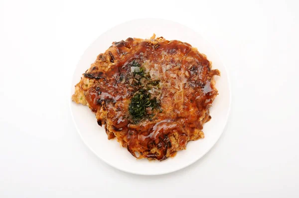 Okonomiyaki Panqueque japonés sobre plato sobre fondo blanco — Foto de Stock