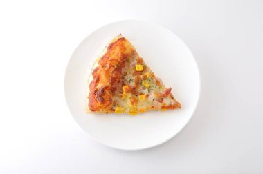 dilim pizza beyaz zemin üzerine izole kesmek
