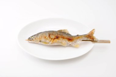 beyaz arka plan üzerinde plaka üzerinde tuz Japon çanak ayu hiçbir shioyaki ile ızgara balık sweetfish