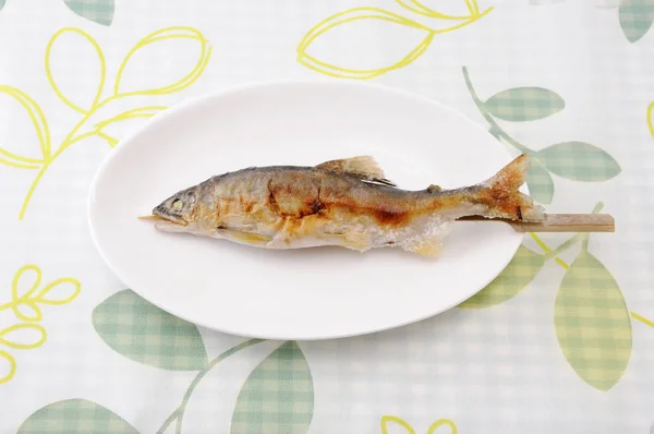 Pescado a la parrilla pez dulce con sal plato japonés ayu no shioyaki en el plato en la mesa —  Fotos de Stock