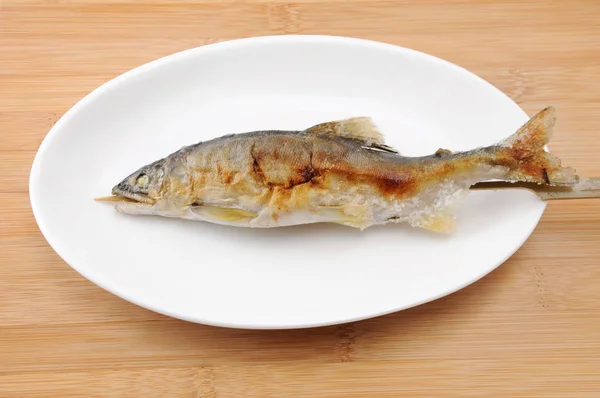 Peixe grelhado doce com sal Prato japonês ayu no shioyaki em prato na mesa — Fotografia de Stock