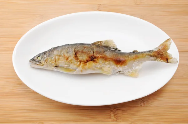 Сладкая рыба-гриль с солью Японское блюдо ayu no shioyaki на тарелке на столе — стоковое фото