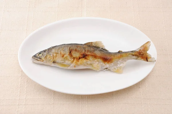 Gegrilde vis sweetfish met zout Japanse schotel Ayu geen shioyaki op bord op tafel — Stockfoto