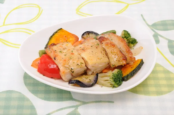 Pollo alla griglia con verdure sul piatto sul tavolo — Foto Stock