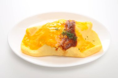 beyaz arka plan üzerinde plaka omuraisu omu pirinç omlet Japon gıda