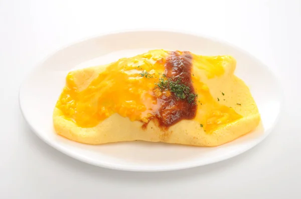 Omuraisu omu ris omelet japansk mad på plade på hvid baggrund - Stock-foto