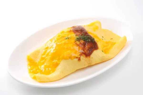 Omuraisu omu arroz omelet comida japonesa en plato sobre fondo blanco — Foto de Stock