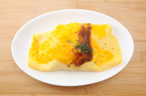 Omuraisu omu rijst omelet japans voedsel op tafel — Stockfoto