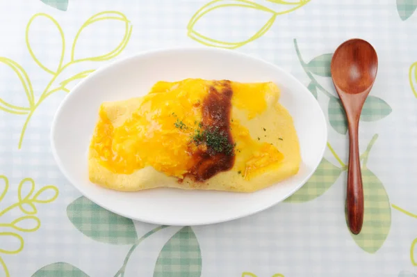 Omuraisu omu arroz omelet comida japonesa en plato en la mesa — Foto de Stock