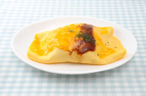 Omuraisu omu rijst omelet japans voedsel op tafel — Stockfoto