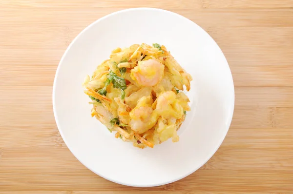 Каструля темпура креветки овочі на тарілці на столі — стокове фото
