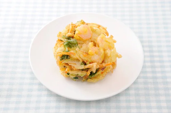 Kakiage tempura camarones verdura en plato en la mesa — Foto de Stock